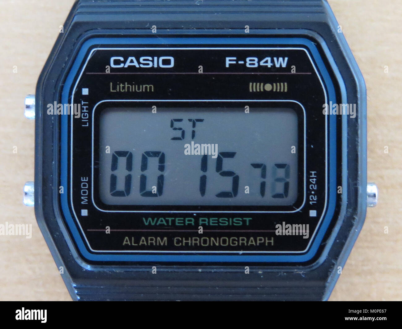 Die Casio F-84W ist eine digitale Armbanduhr, die für ihre Einfachheit, Funktionalität und lange Akkulaufzeit bekannt ist. Die Uhr verfügt über ein klassisches Design mit einem klaren Display und zuverlässiger Zeitmessung und ist sowohl für den täglichen Gebrauch als auch für sportliche Aktivitäten beliebt. Stockfoto