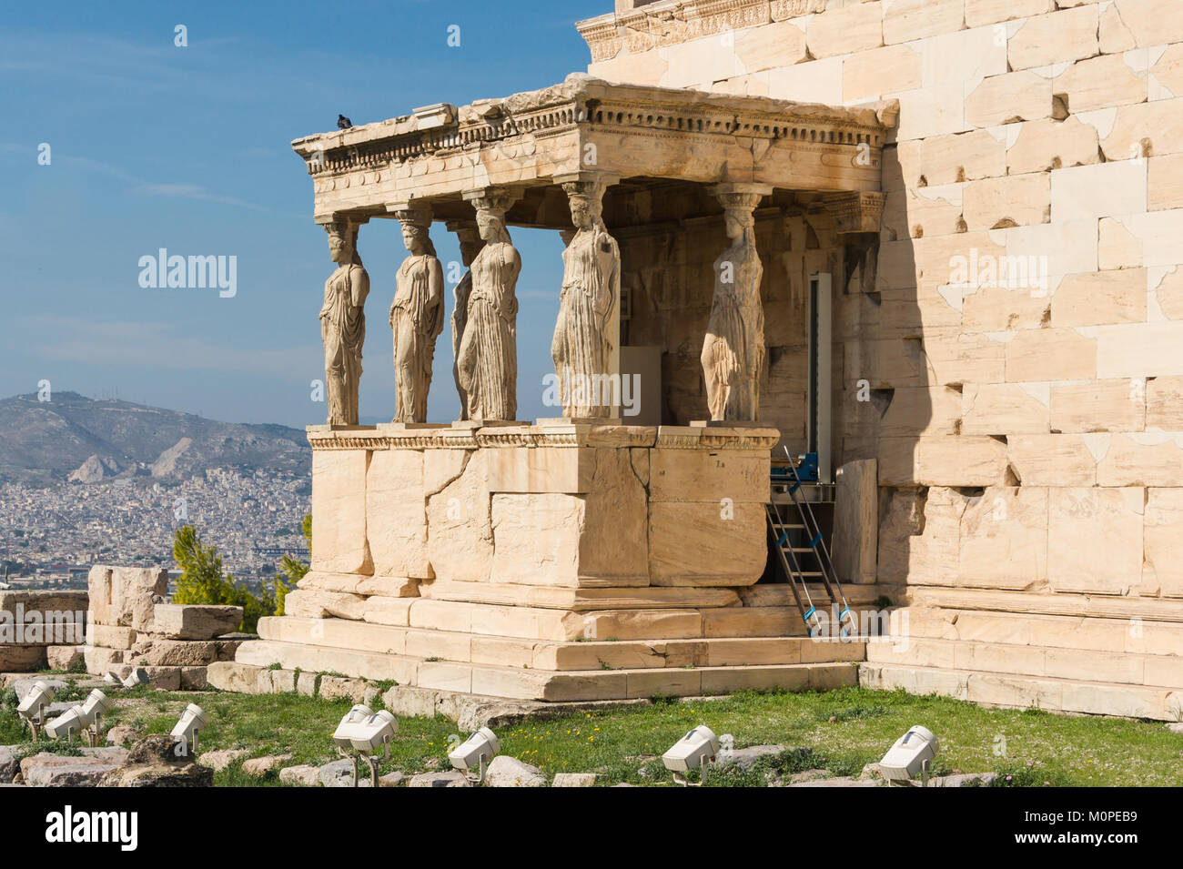 Die Karyatiden des Erechtheums sind antike griechische Skulpturen auf der Akropolis von Athen. Diese Statuen stellen weibliche Figuren dar, die als architektonische Stütze dienen und Anmut und Stärke im klassischen griechischen Design symbolisieren. Stockfoto Die Karyatiden des Erechtheums sind antike griechische Skulpturen auf der Akropolis von Athen. Diese Statuen stellen weibliche Figuren dar, die als architektonische Stütze dienen und Anmut und Stärke im klassischen griechischen Design symbolisieren. Stockfoto