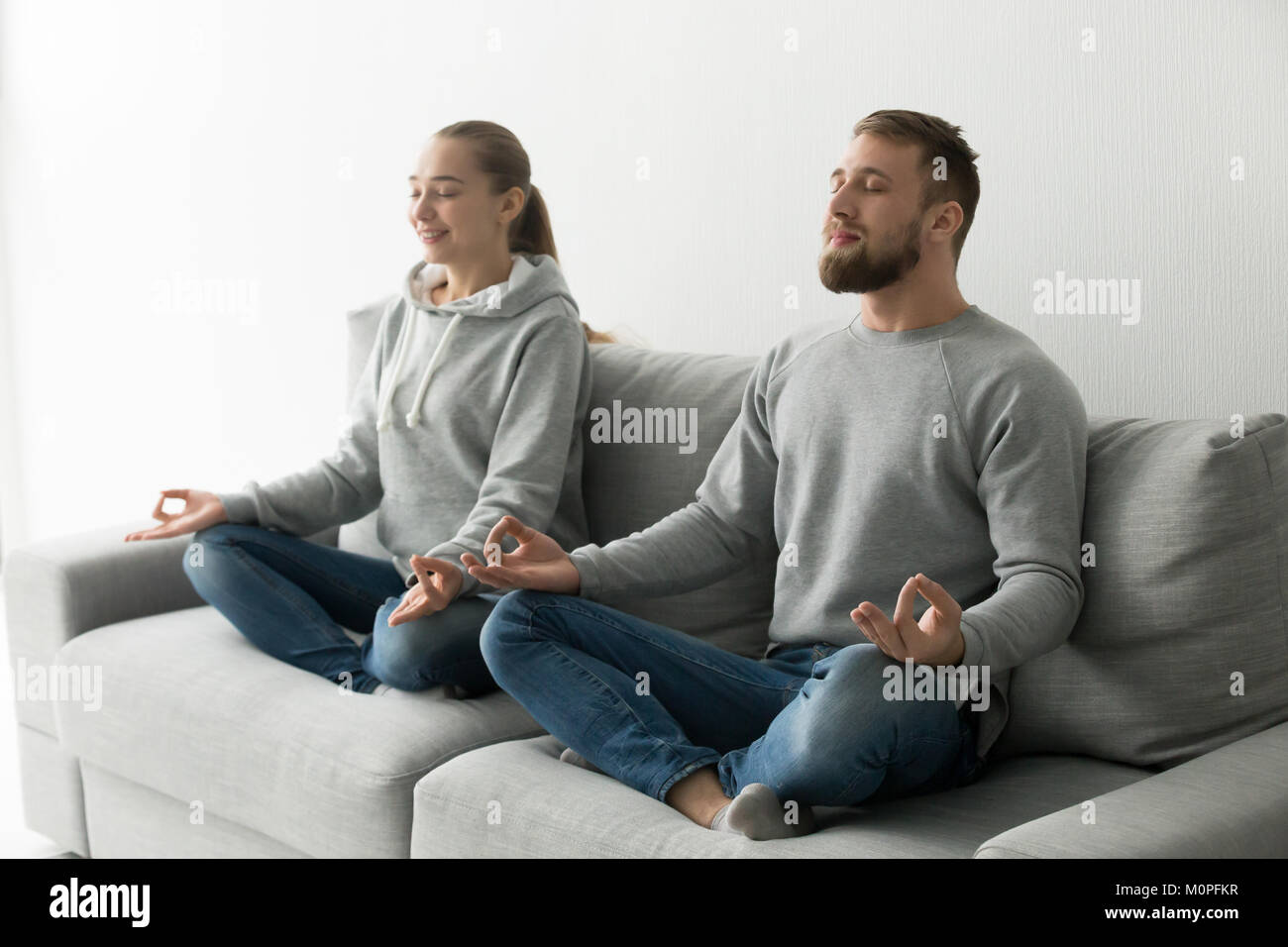 Eingedenk Paar zusammen meditieren, Yoga zu Hause auf so Stockfoto