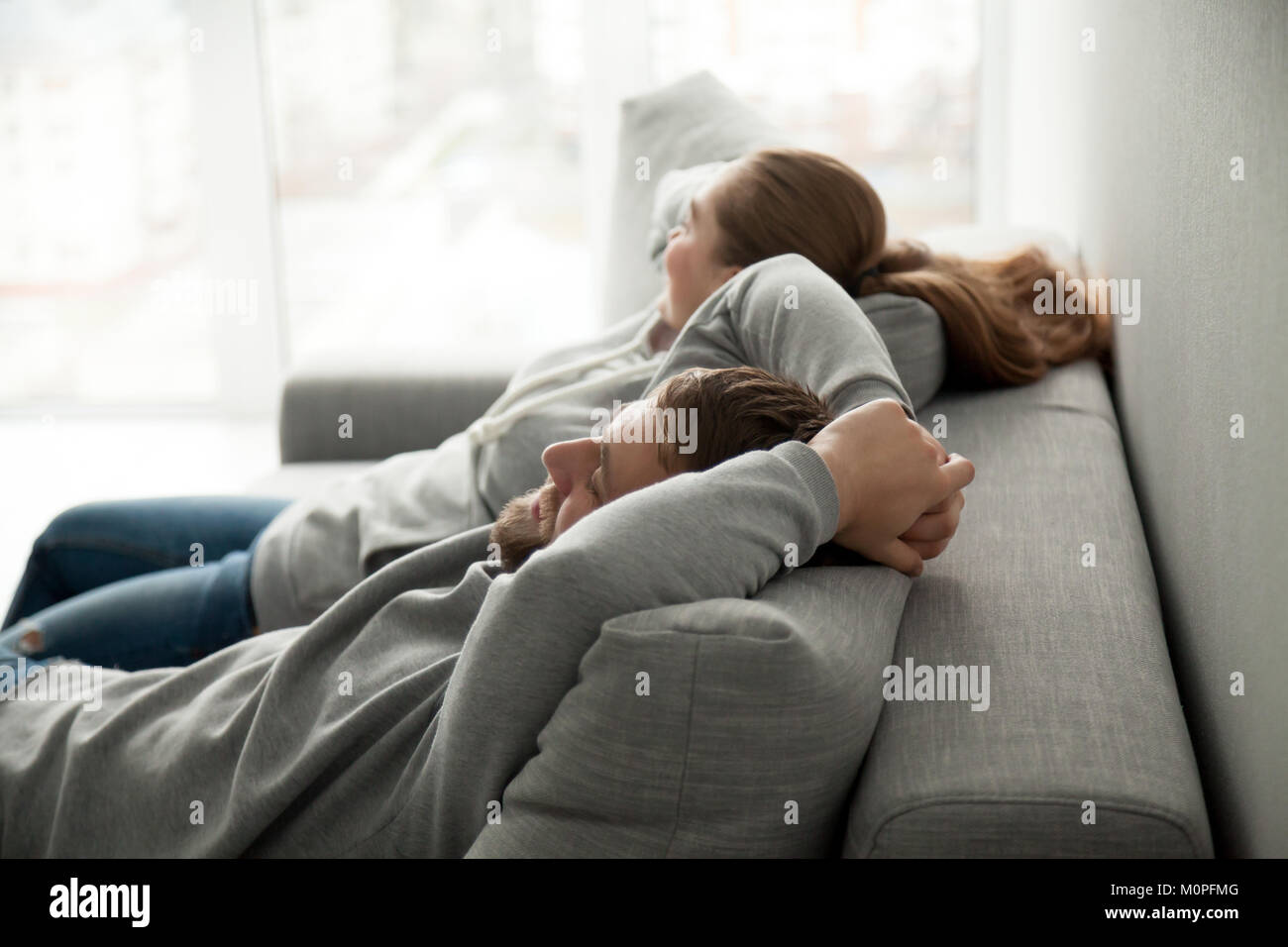 Husband Wife Sleep Couch Stockfotos und -bilder Kaufen - Alamy