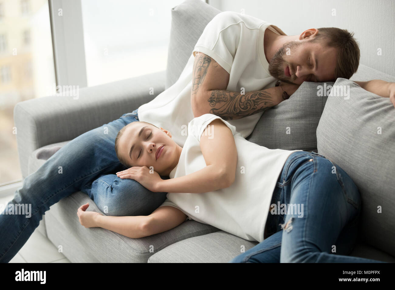 Entspannt müde Paar schlafen in nap auf dem bequemen Sofa tog Stockfoto