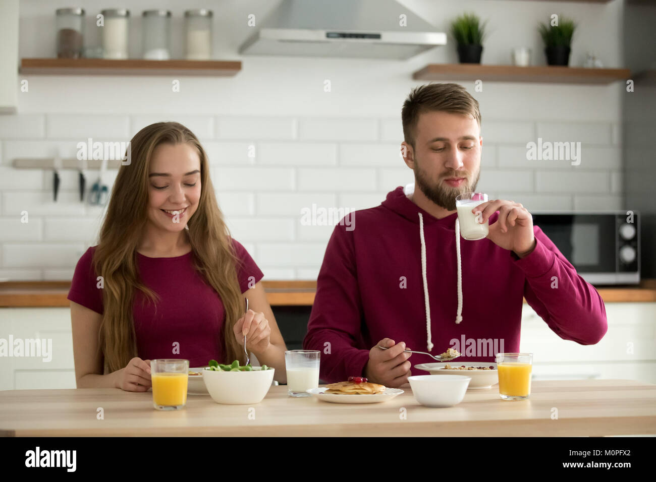 Junge attraktive Paar gesundes Frühstück zusammen speisen Stockfoto