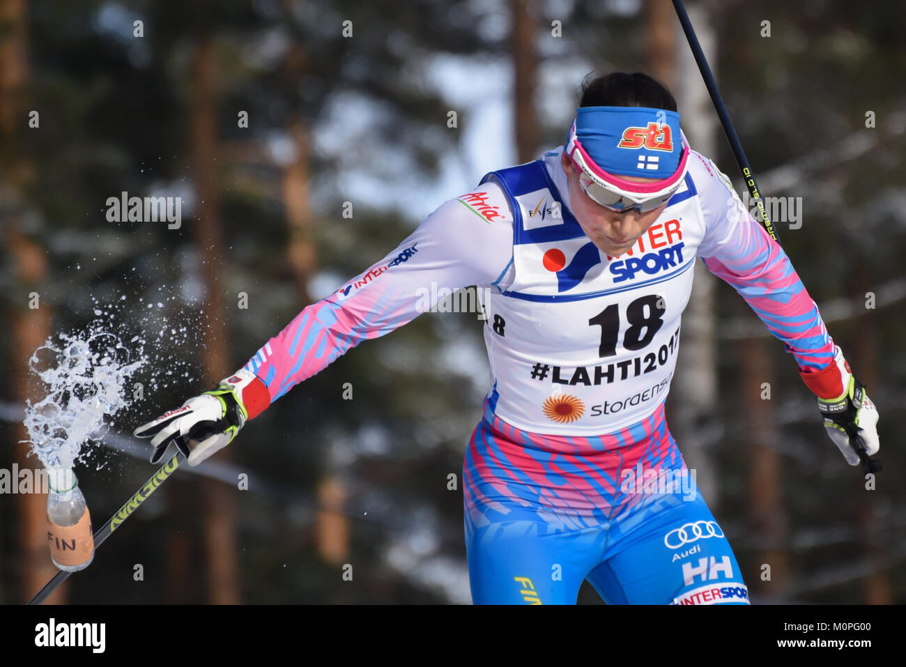 Finnlands Aino-Kaisa Saarinen verwirft einen Drink während der 2017 30-km-Wettkampf des Nordischen Ski-WM in Lahti, Finnland. Stockfoto