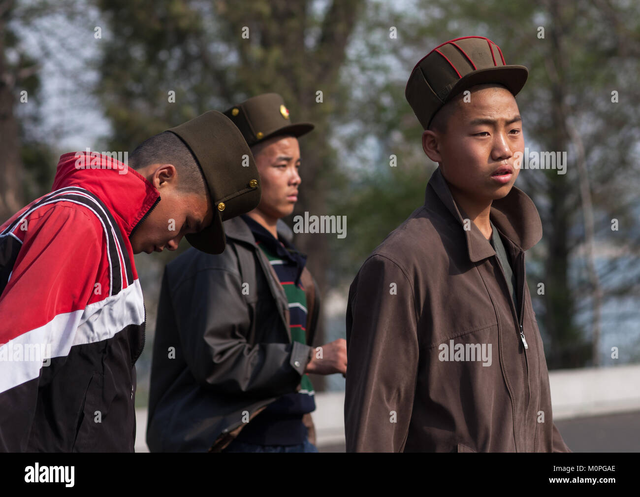 Nordkoreanische Soldaten mit einer entspannten Haltung in der Straße, Pyongan Provinz, Pyongyang, Nordkorea Stockfoto