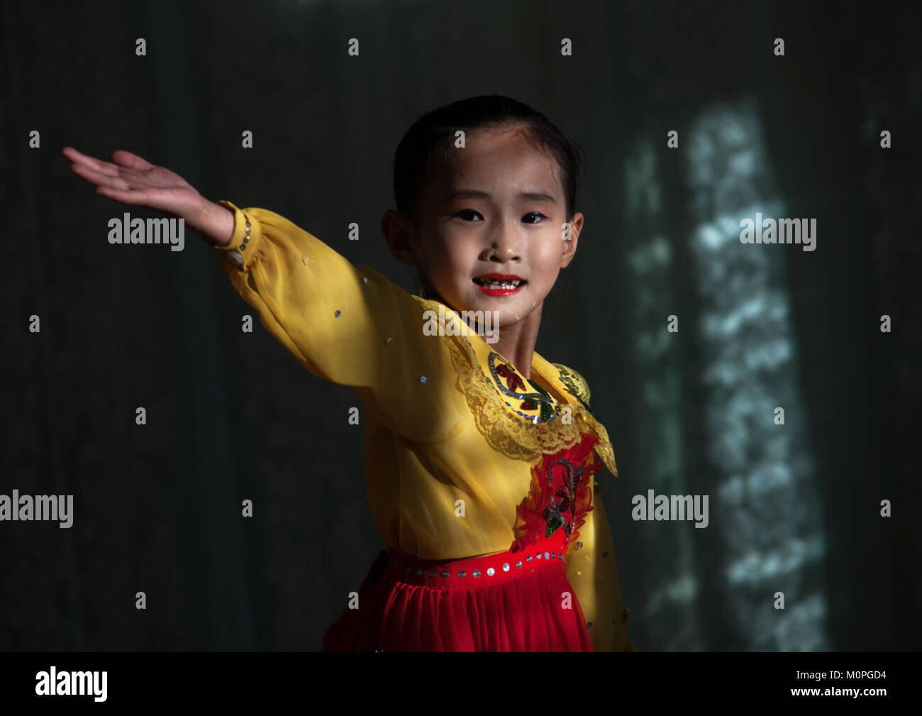 Porträt eines Nordkoreanischen kleines Mädchen in traditionellen choson - ot,Provinzen Provinz, Chongjin, Nordkorea Stockfoto