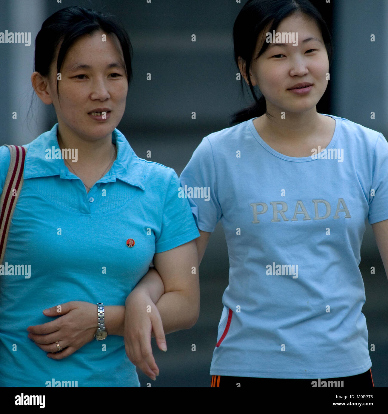 Nordkoreanische Frauen mit einem fake Prada Hemd, Pyongan Provinz,  Pyongyang, Nordkorea Stockfotografie - Alamy