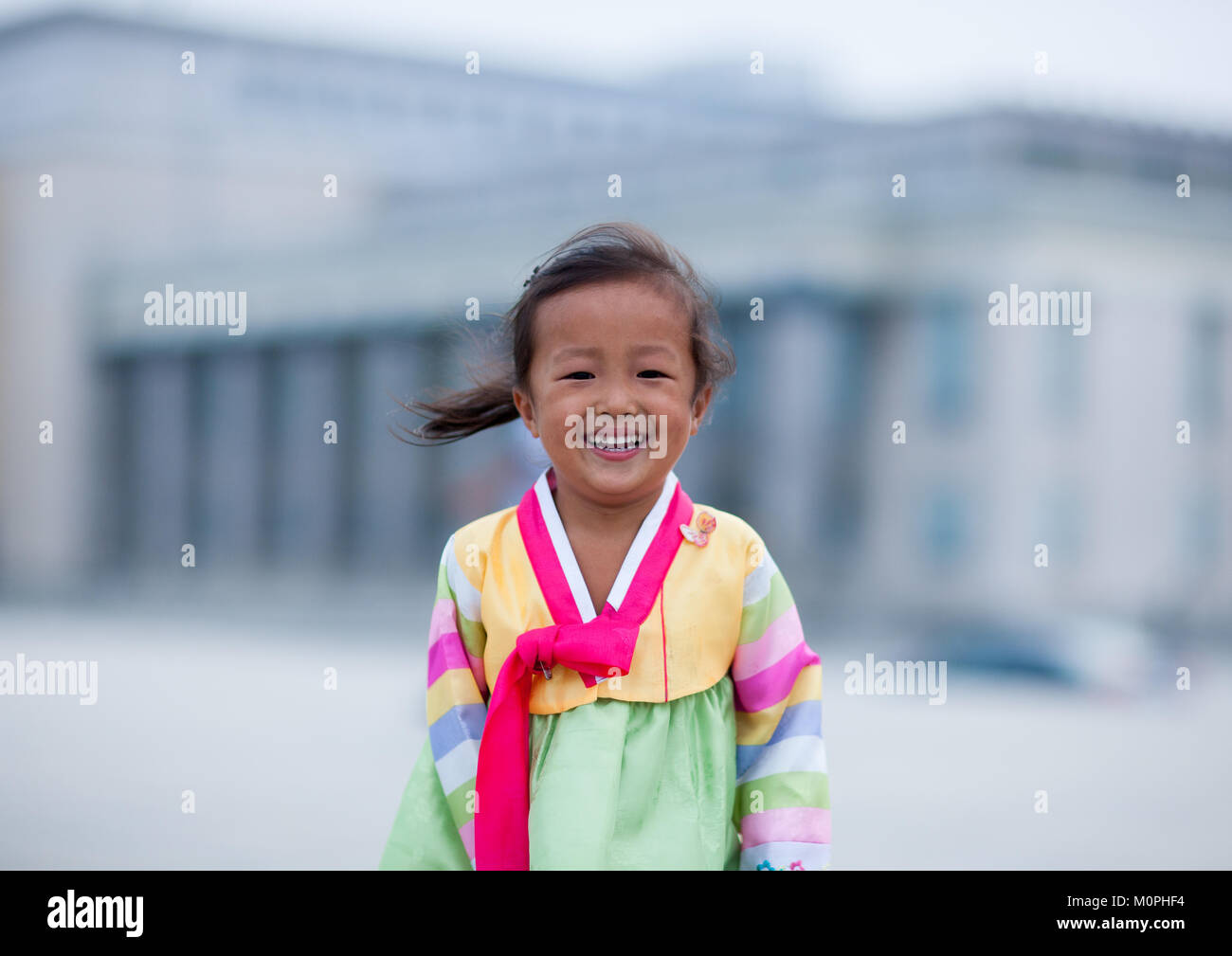 Lächelnd nordkoreanische Mädchen in traditionellen choson - ot, Pyongan Provinz, Pyongyang, Nordkorea Stockfoto