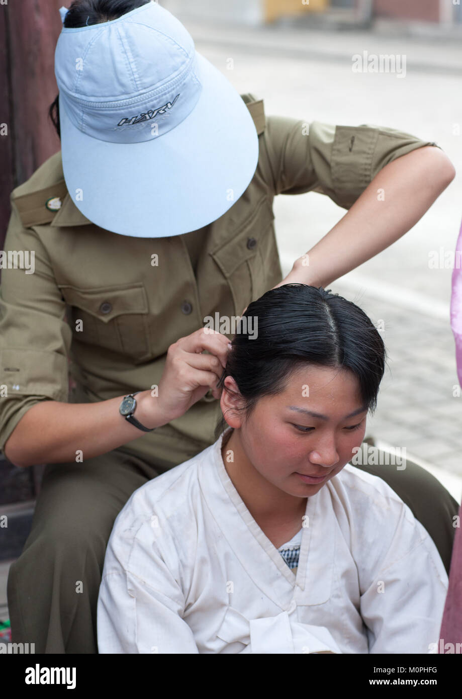 Schauspielerin Make-up während des Films schießen in Pjöngjang Film Studios, Pyongan Provinz, Pyongyang, Nordkorea Stockfoto