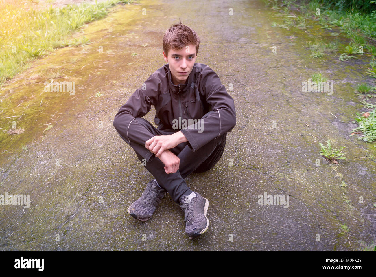 Porträt eines jungen Mannes, der auf eine Art und Weise sitzt. Stockfoto