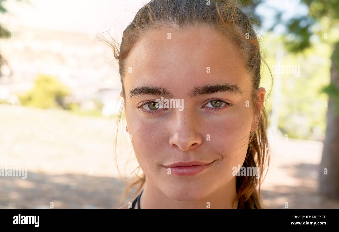 Porträt eines lächelnden jungen Frau im Sommer Stockfoto