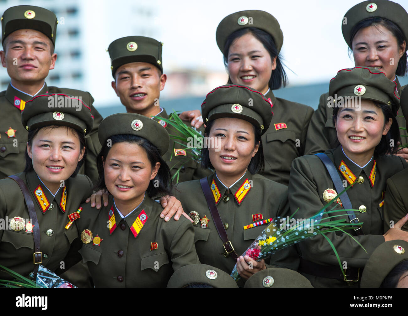 Nordkoreanische Soldaten Frauen Fur Ein Foto Posieren Souvenir Pyongan Provinz Pyongyang Nordkorea Stockfotografie Alamy