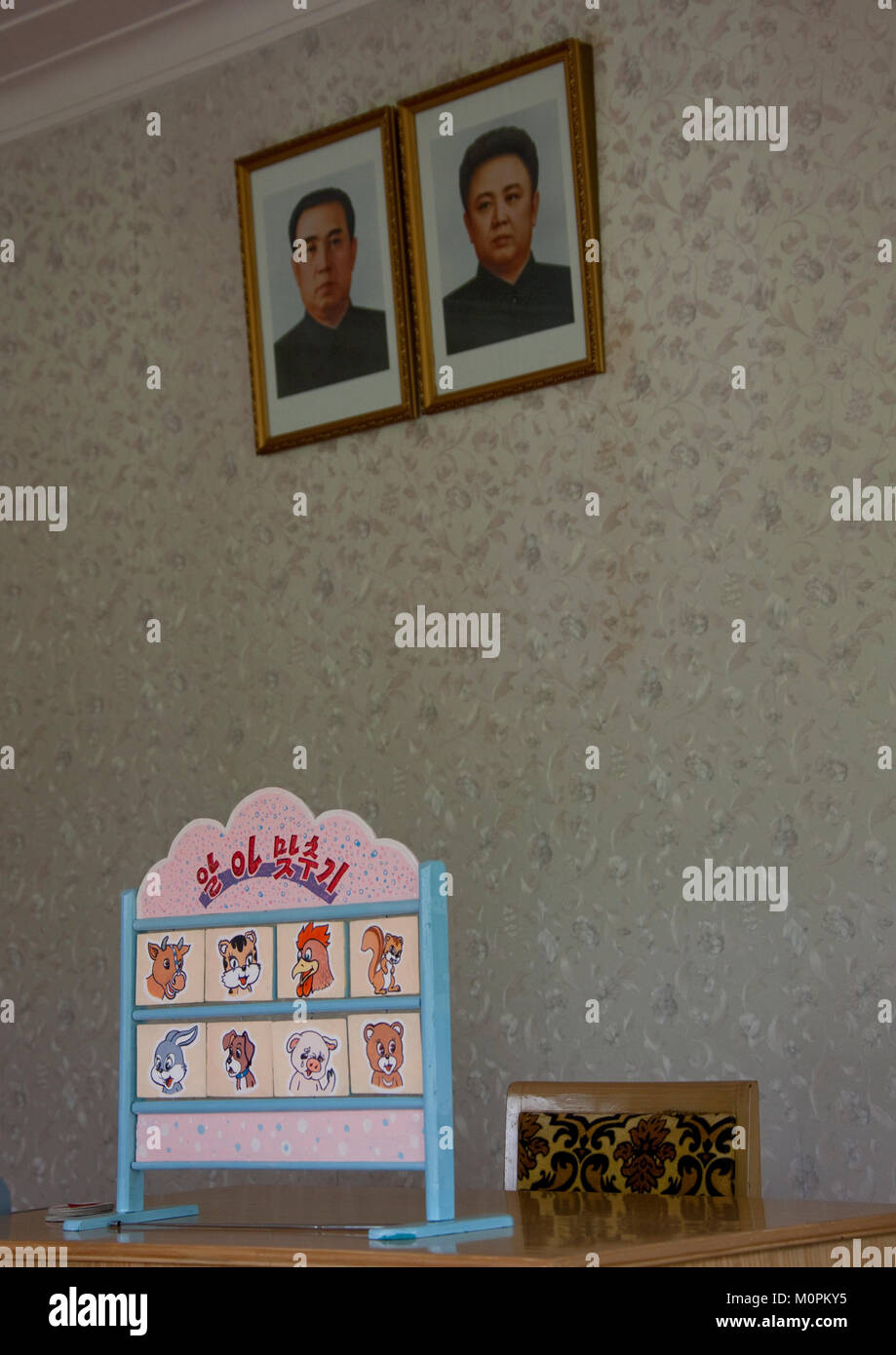 Offizielle Porträts der liebe Führer in ein Klassenzimmer in Kim Jong Suk Schule, Pyongan Provinz, Pyongyang, Nordkorea Stockfoto