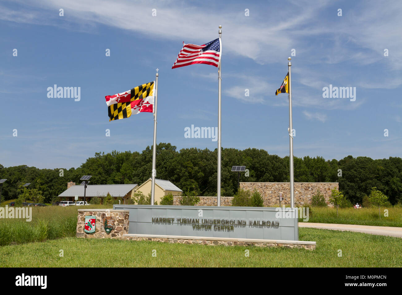 Fahnen vor dem Eingang zum Harriet Tubman Underground Railroad Visitor Centre, Kirche Creek, Maryland, Vereinigte Staaten. Stockfoto