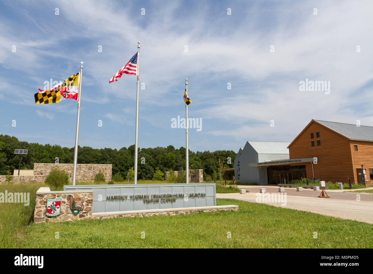 Fahnen vor dem Eingang zum Harriet Tubman Underground Railroad Visitor Centre, Kirche Creek, Maryland, Vereinigte Staaten. Stockfoto