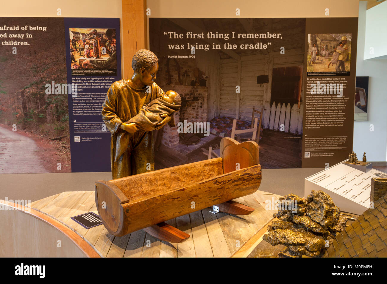 Anzeige von Harriet Tubman als Baby mit ihrer Mutter, der Harriet Tubman Underground Railroad Visitor Centre, Kirche Creek, Maryland, Vereinigte Staaten. Stockfoto