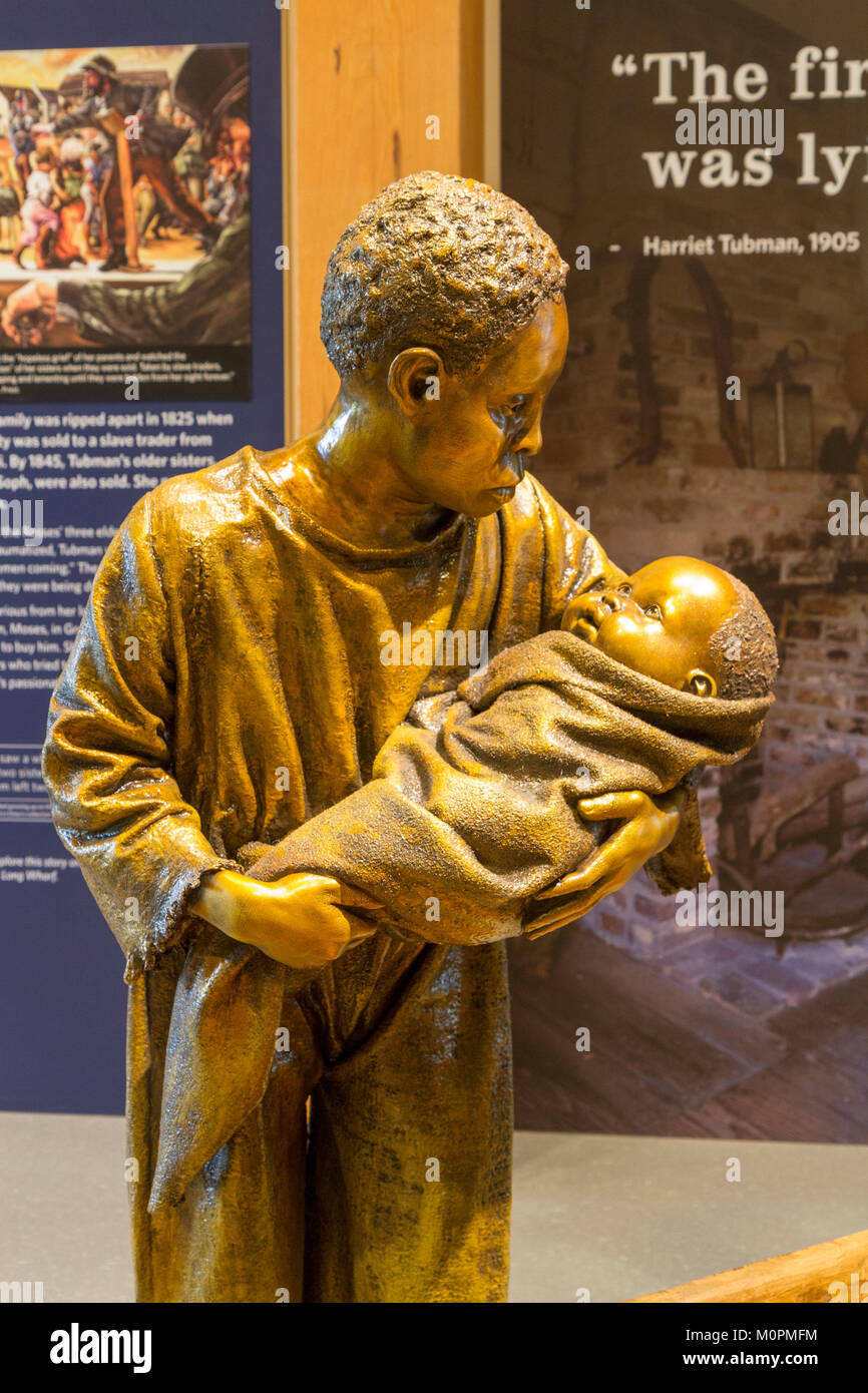 Anzeige von Harriet Tubman als Baby mit ihrer Mutter, der Harriet Tubman Underground Railroad Visitor Centre, Kirche Creek, Maryland, Vereinigte Staaten. Stockfoto