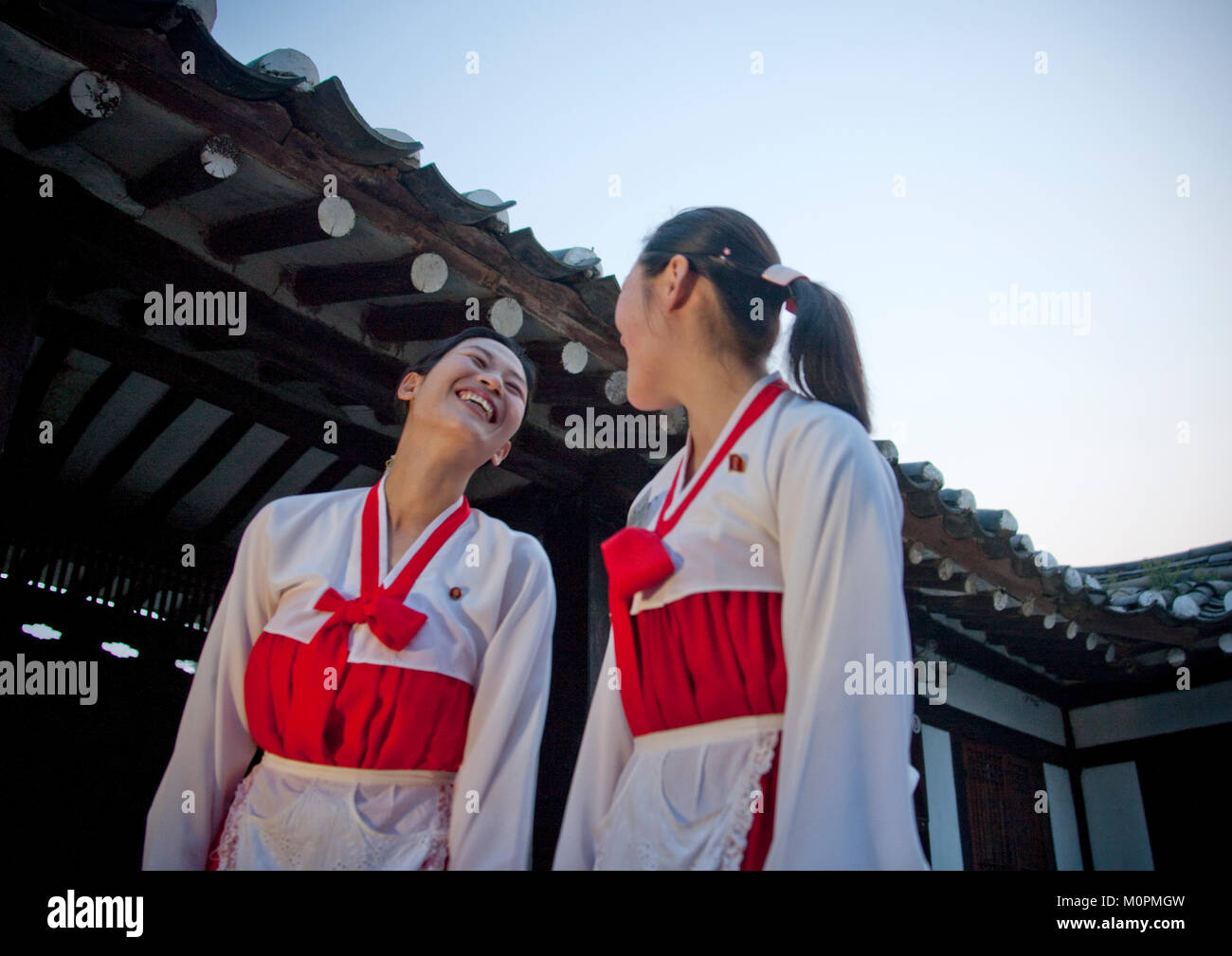 Lachend Nordkoreanischen Kellnerinnen in choson - ot in einem Restaurant,Hwanghae Province, Kaesong, Nordkorea Stockfoto