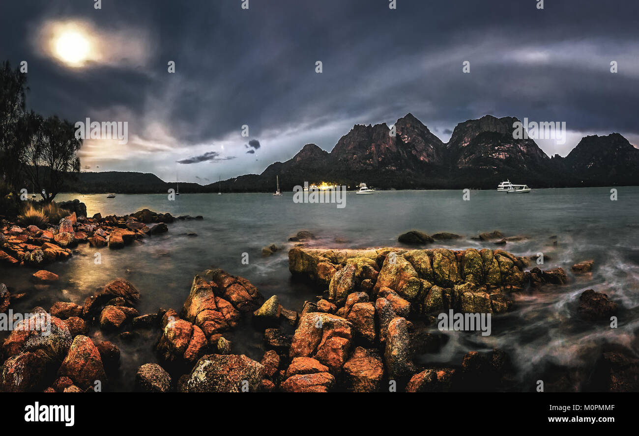 Mond über die Gefährdungen in Coles Bay, Tasmanien. Stockfoto