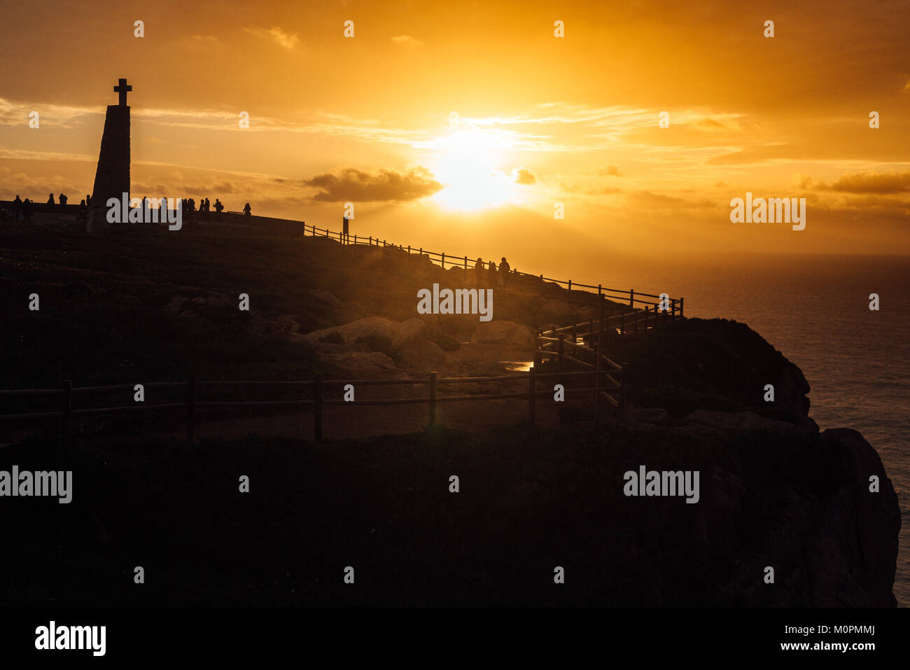 Cabo da Roca, den westlichsten Punkt Europas bei Sonnenuntergang. Ocean Waves Stockfoto
