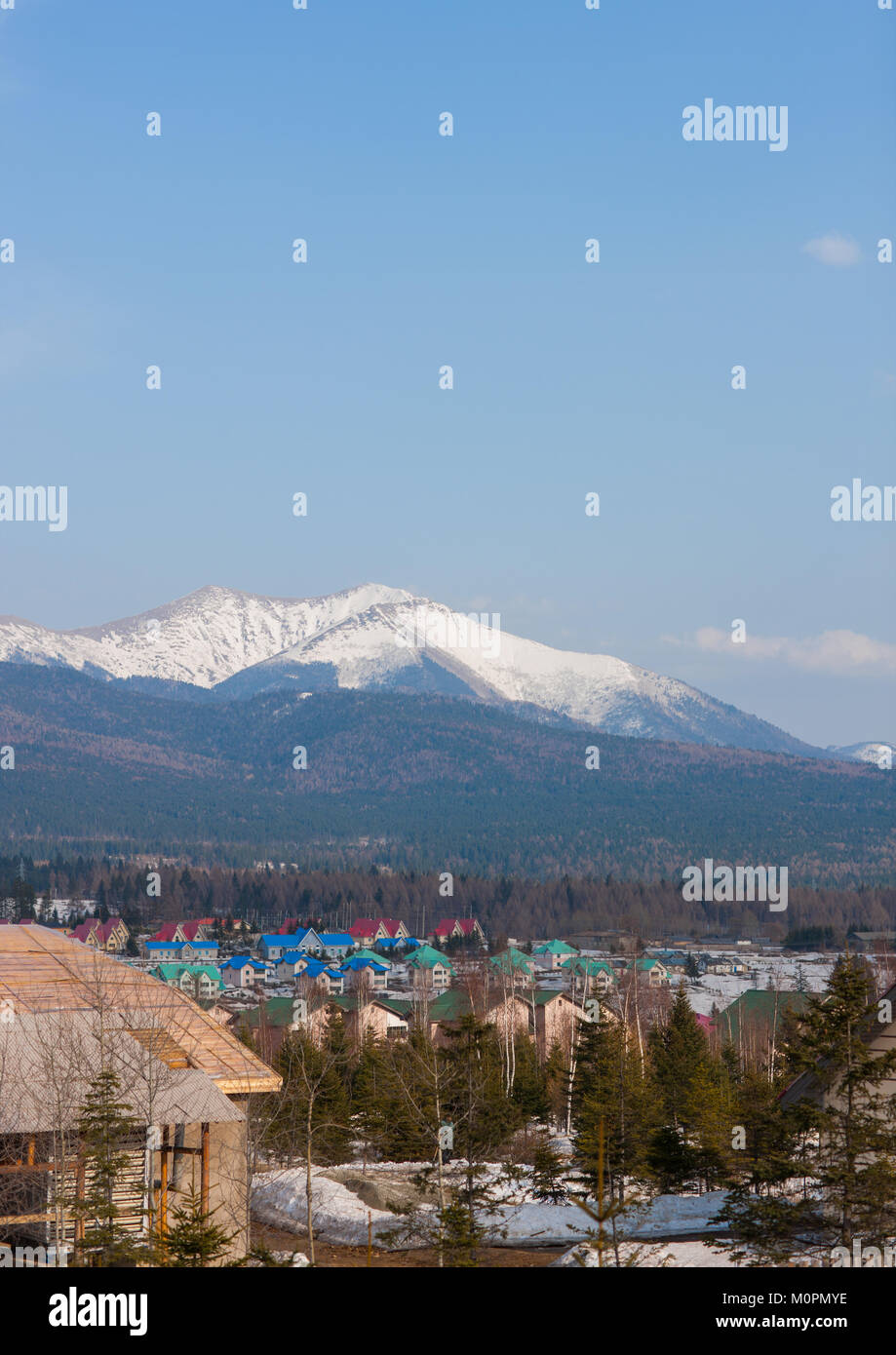 Häuser am Fuße des Paektu, Ryanggang Provinz, Samjiyon, Nordkorea montieren Stockfoto