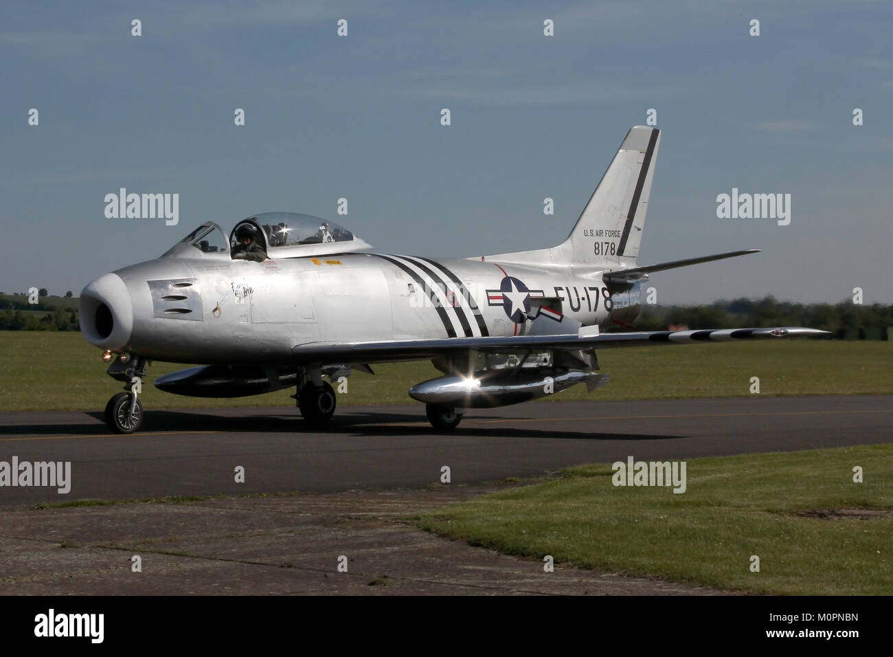 Goldene Äpfel North American F-186 A Sabre Besteuerung zurück mit der Linie an der Duxford nach einer Show in 2013. Es wurde in den USA das folgende Jahr verkauft. Stockfoto
