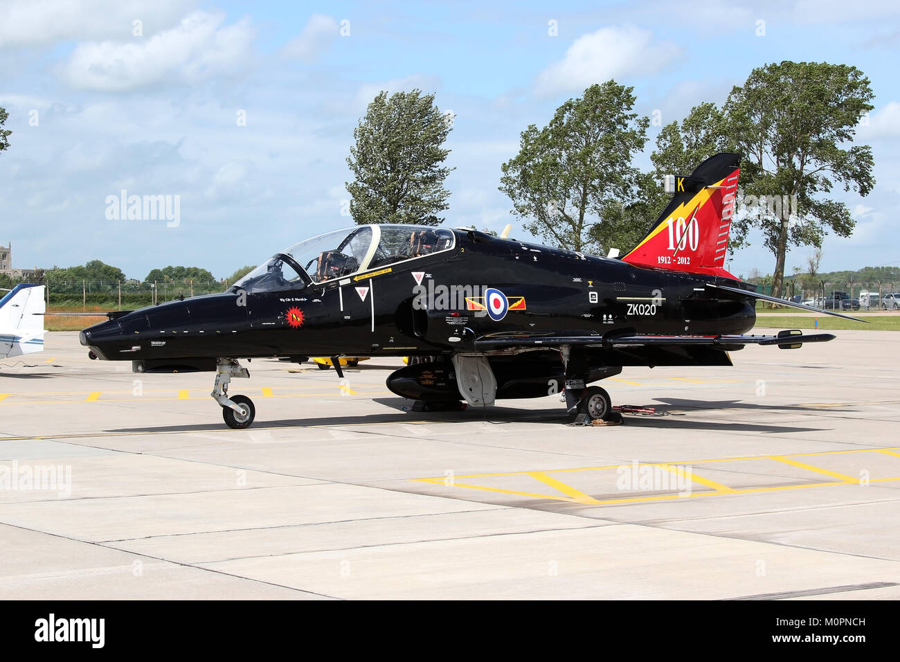 4 Squadron Hawk T2 auf statische Anzeige an RAF Coningsby. Flugzeuge zeigt eine speziell gekennzeichnete Schwanz die Einheiten 100. Jahrestag zu gedenken. Stockfoto