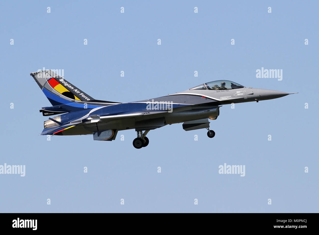 Belgische Anzeige gekennzeichnet f-16 bin in RAF Mildenhall vor einer Airshow im nahe gelegenen Duxford am nächsten Tag ankommen. Stockfoto