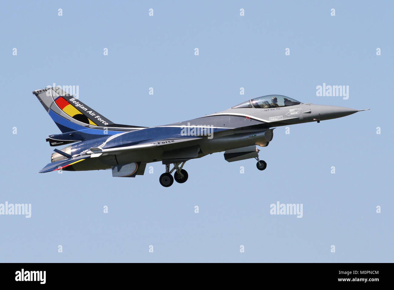 Belgische Anzeige gekennzeichnet f-16 bin in RAF Mildenhall vor einer Airshow im nahe gelegenen Duxford am nächsten Tag ankommen. Stockfoto