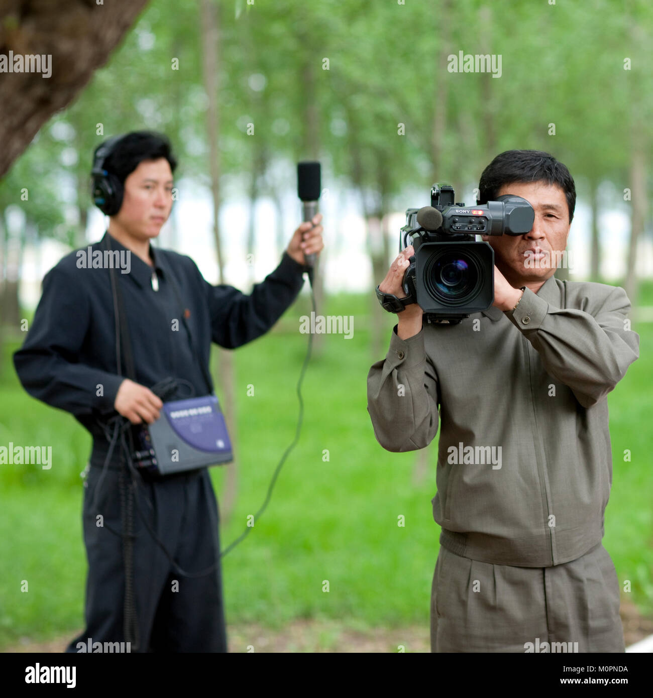 Nordkoreanische Fernsehteam Dreharbeiten, Süd-pyongan Provinz, Nampo, Nordkorea Stockfoto