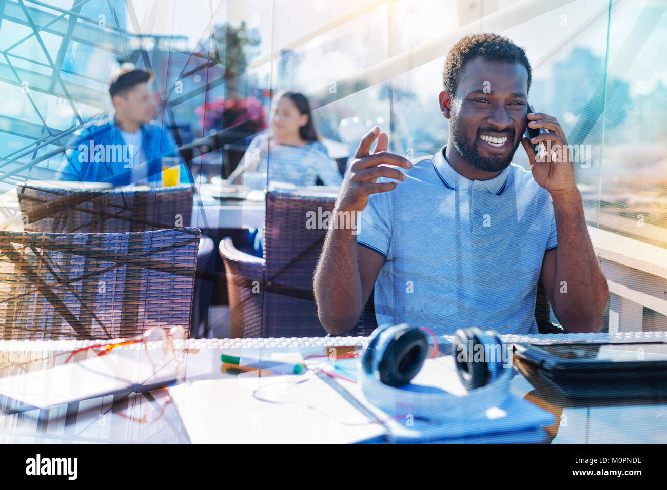 Inspiriert afro-amerikanische Mann im Gespräch mit seinem Partner Stockfoto