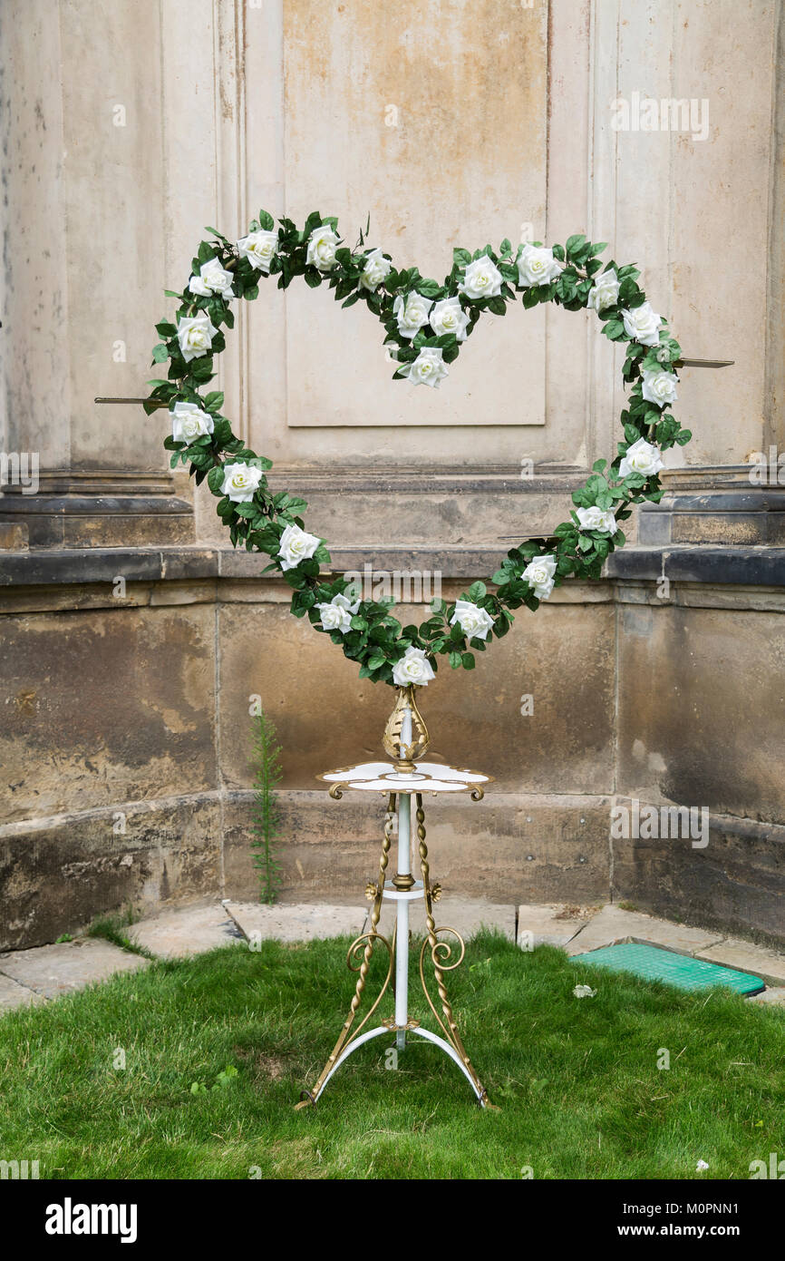 Hochzeit frischen Kranz aus weißen Rosen mit grünen Blättern  Stockfotografie - Alamy