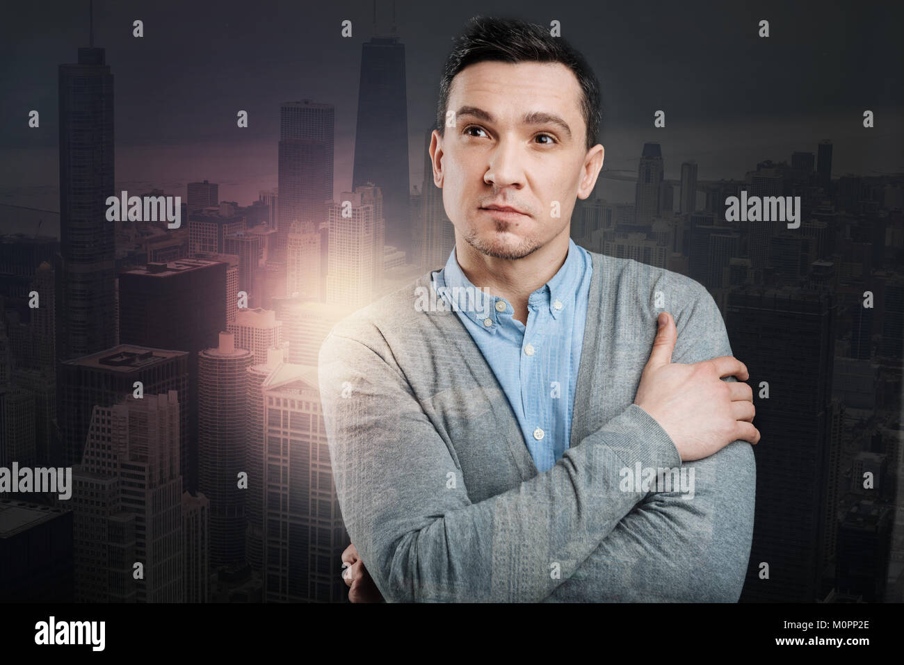 Nachdenkliche junge Herr Denken über etwas Ernstes Stockfoto