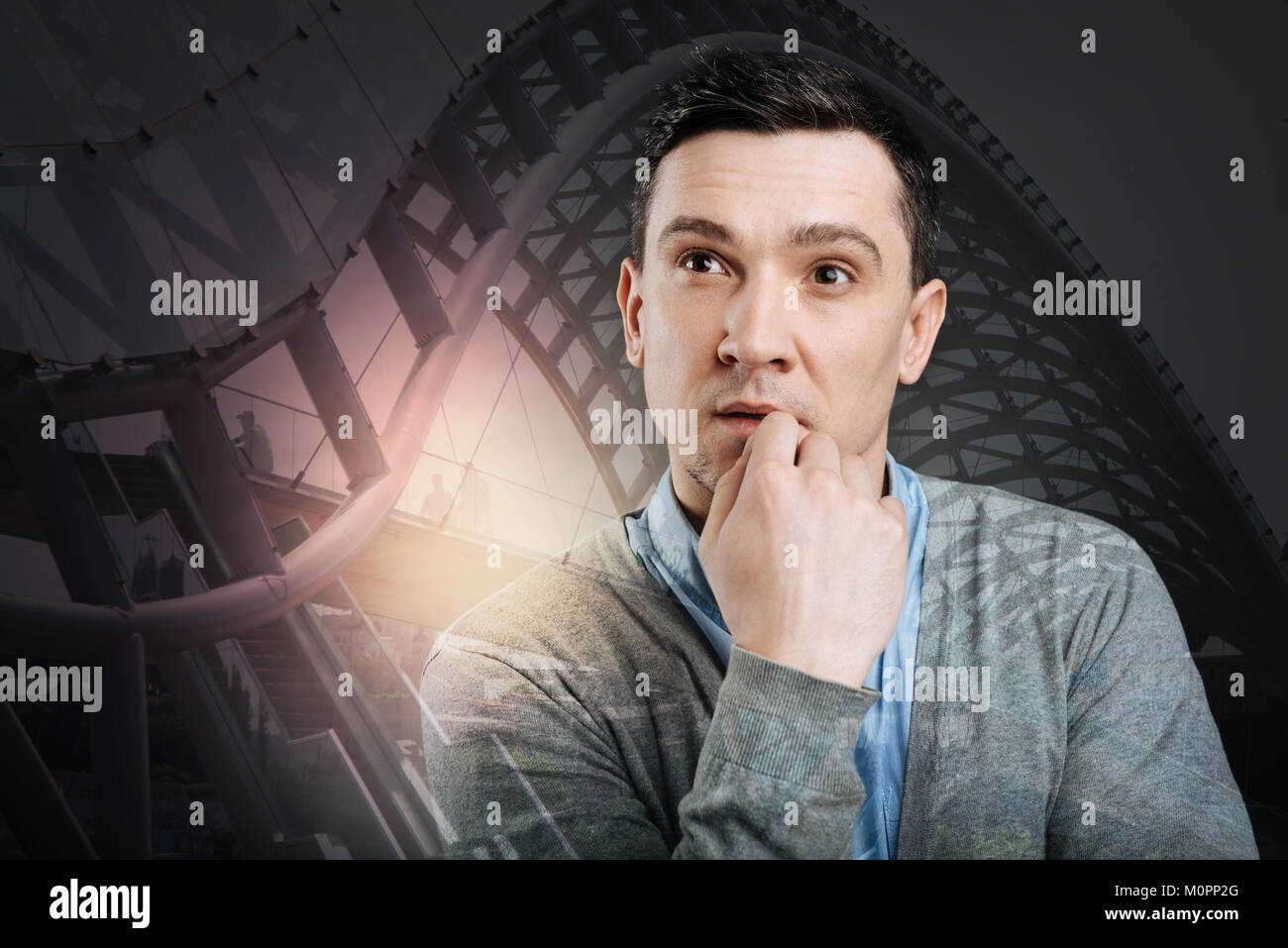 Konzentriert tausendjährigen Kerl der Generierung von Ideen Stockfoto