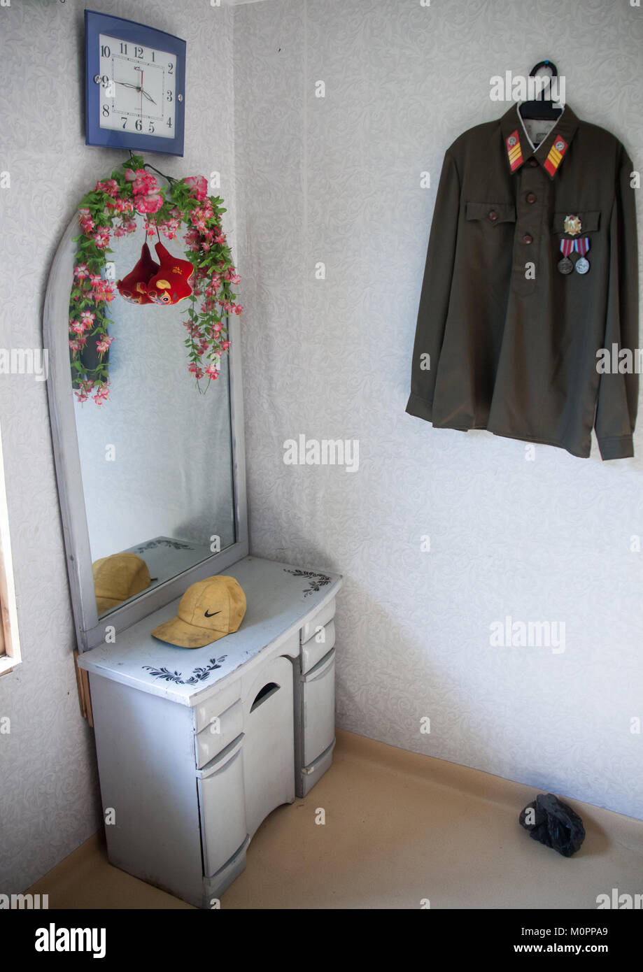 Militärische Jacke in einem Nordkoreanischen Haus hing, Kangwon Provinz, Chonsam, Nordkorea Stockfoto