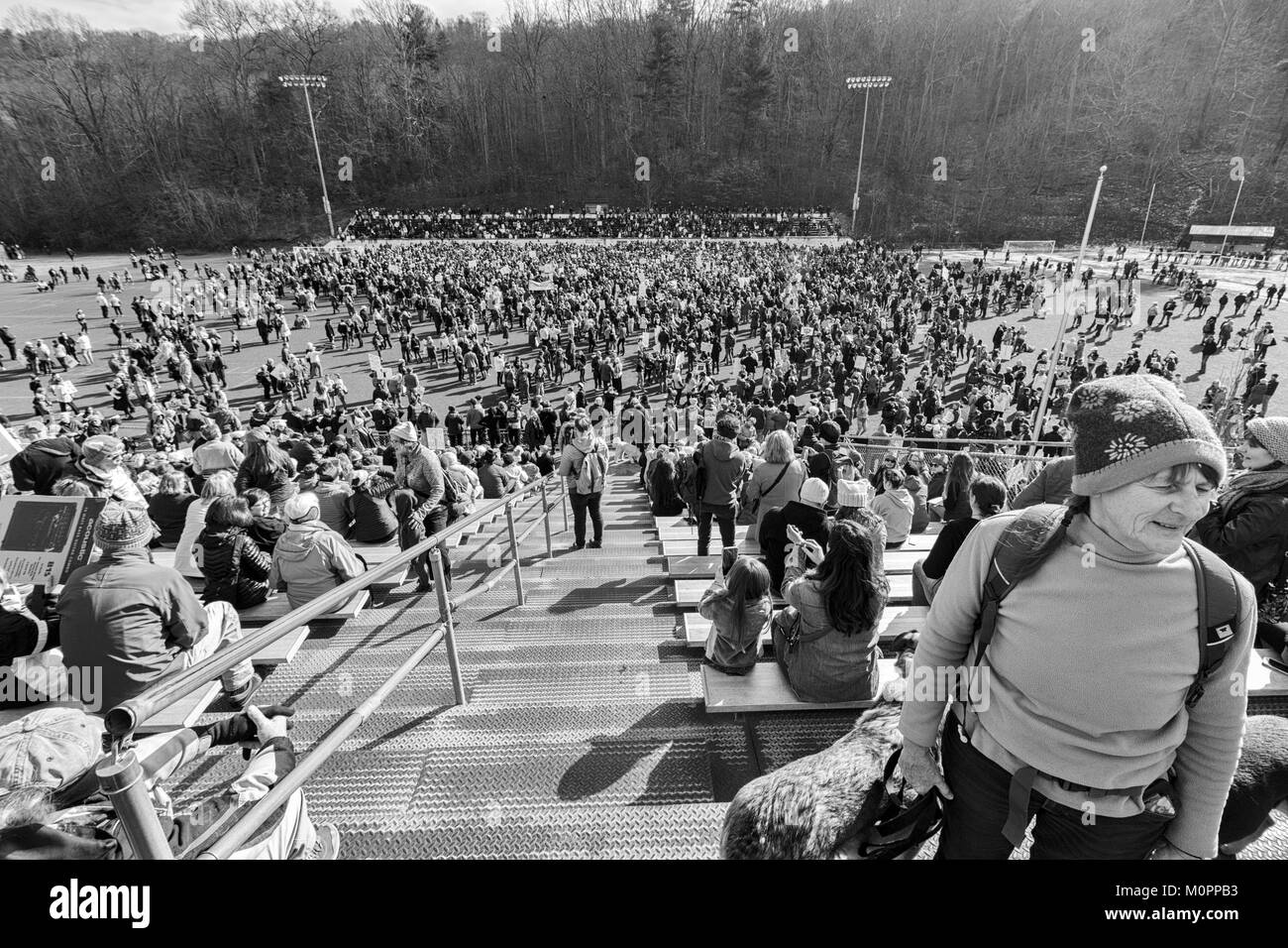 Spricht eine Frau mit einer Menge im Hintergrund vor März der Frauen 2018 Memorial Stadium in Asheville, North Carolina, USA Stockfoto