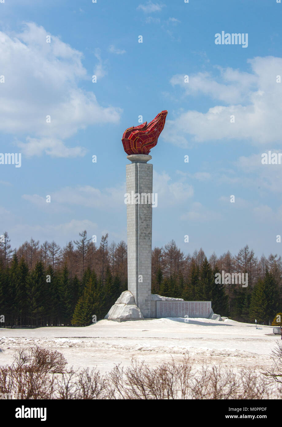 Flame Tower in Grand Denkmal der See Samji, Ryanggang Provinz, Samjiyon, Nordkorea Stockfoto