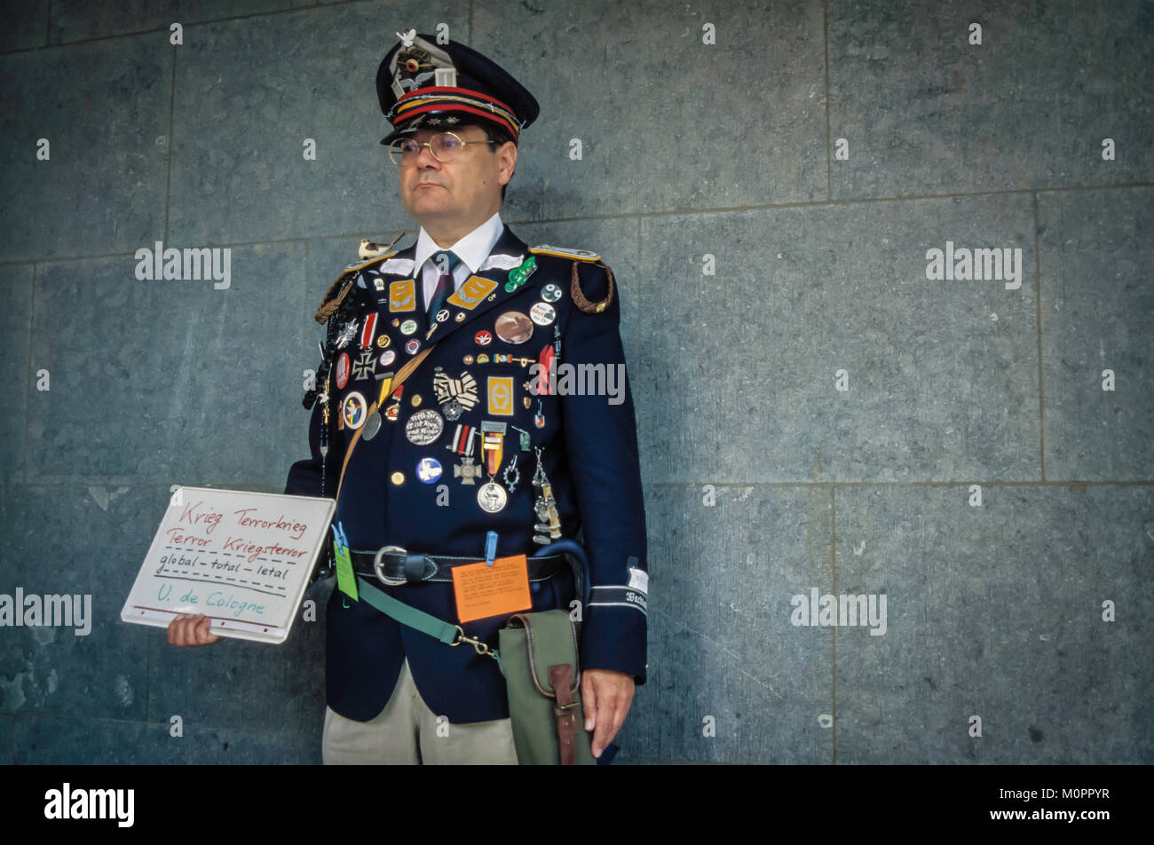Deutschland, militärisch uniformierte Demonstrant. Stockfoto