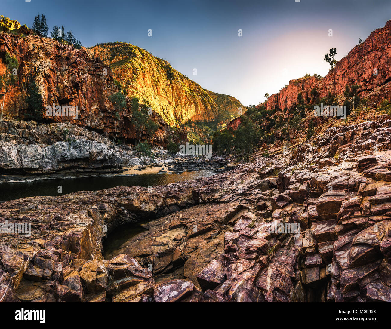 Sonnenaufgang über lurline Schlucht im roten Zentrum Australiens. Stockfoto