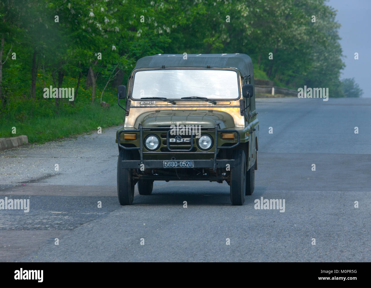 Nordkoreanische Jeep auf einer Autobahn,Hwanghae Province, Panmunjom, Nordkorea Stockfoto