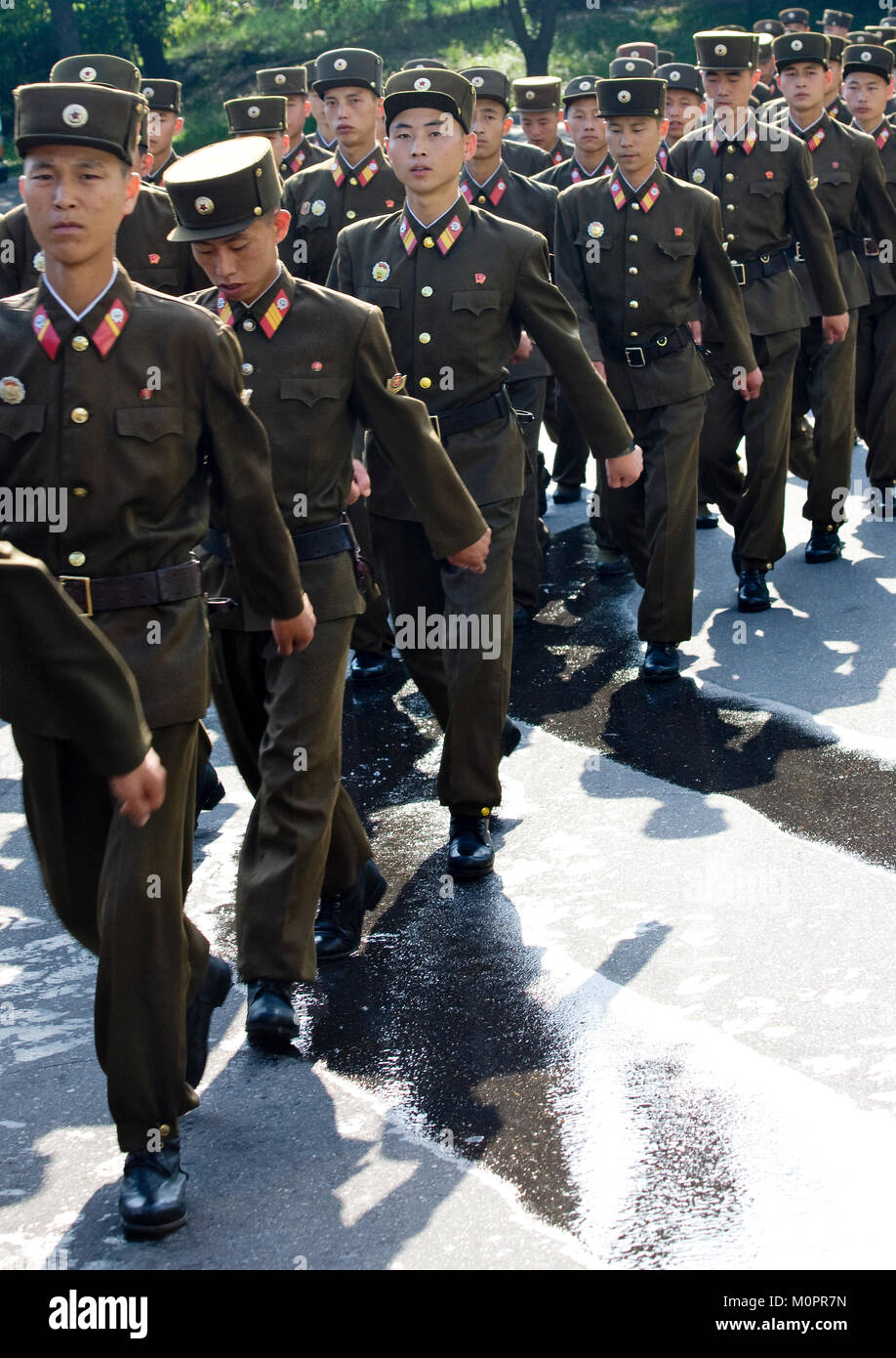 Nordkoreanische Soldaten marschieren auf der Straße, Pyongan Provinz, Pyongyang, Nordkorea Stockfoto