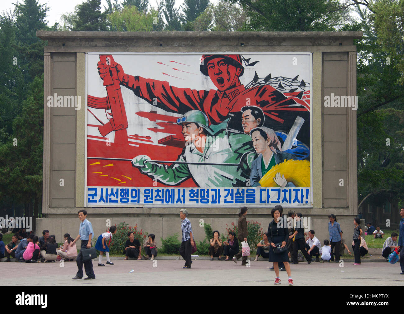 Nordkoreanische Militär propaganda Billboards in der Straße, Pyongan Provinz, Pyongyang, Nordkorea Stockfoto