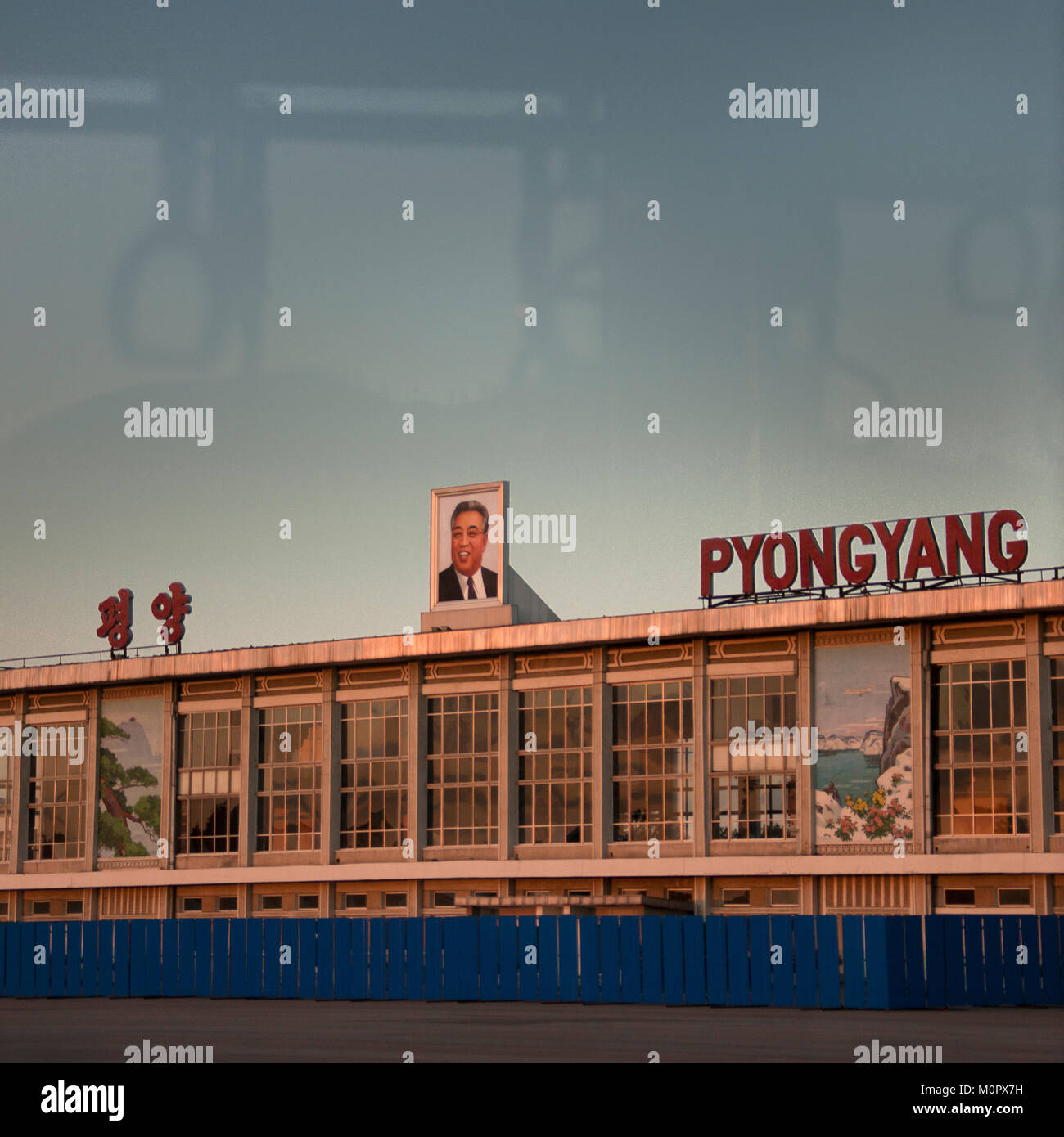 Flughafen Von Pjongjang Bus Fenster In Der Abenddammerung Pyongan Provinz Pyongyang Nordkorea Stockfotografie Alamy