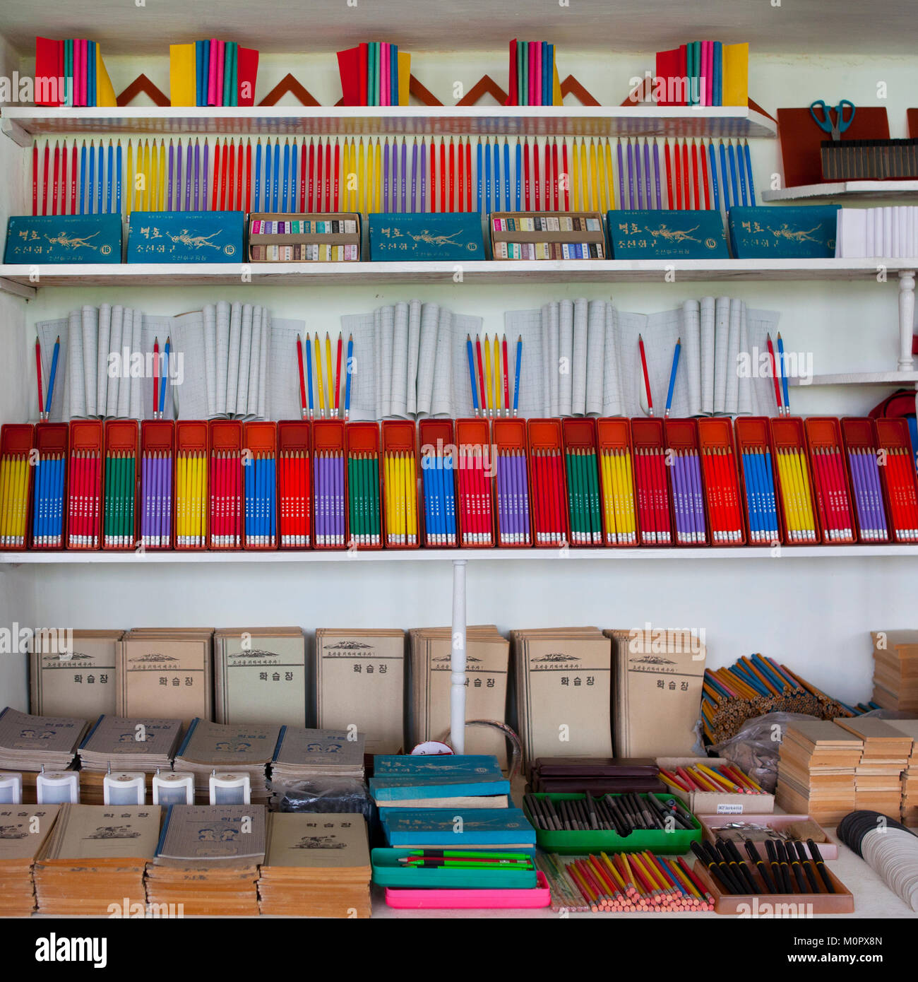 Stifte und Übungen Bücher zum Verkauf in einem Dorfladen, Provinzen Süd-Hamgyong Provinz, Hamhung, Nordkorea Stockfoto