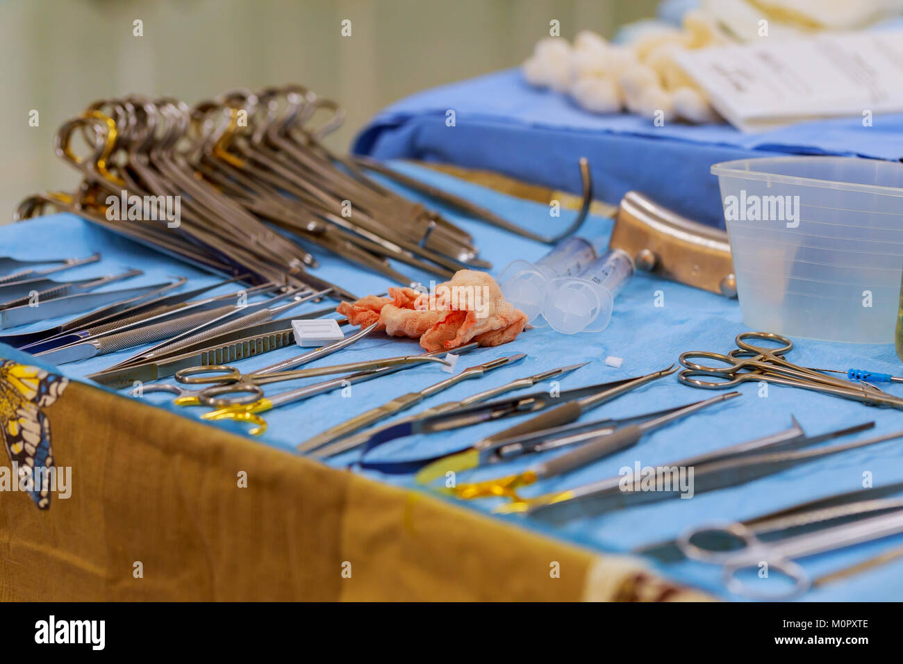 Chirurgische Instrumente für den Betrieb des Werkzeugs für den Betrieb auf  dem OP-Tisch Stockfotografie - Alamy