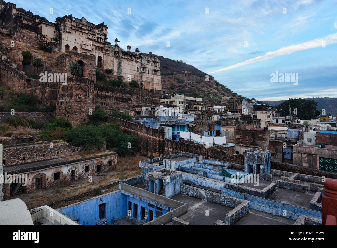 Die atmosphärischen ruiniert Bundi Palast und Taragarh Fort, Rajasthan, Indien Stockfoto
