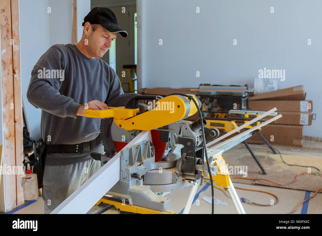 Reparatur, Gebäude, Bau, Arbeit, Säge Kreissäge Bretter sticks Flinders sägemehl Handschuhe Hände Menschen Stockfoto