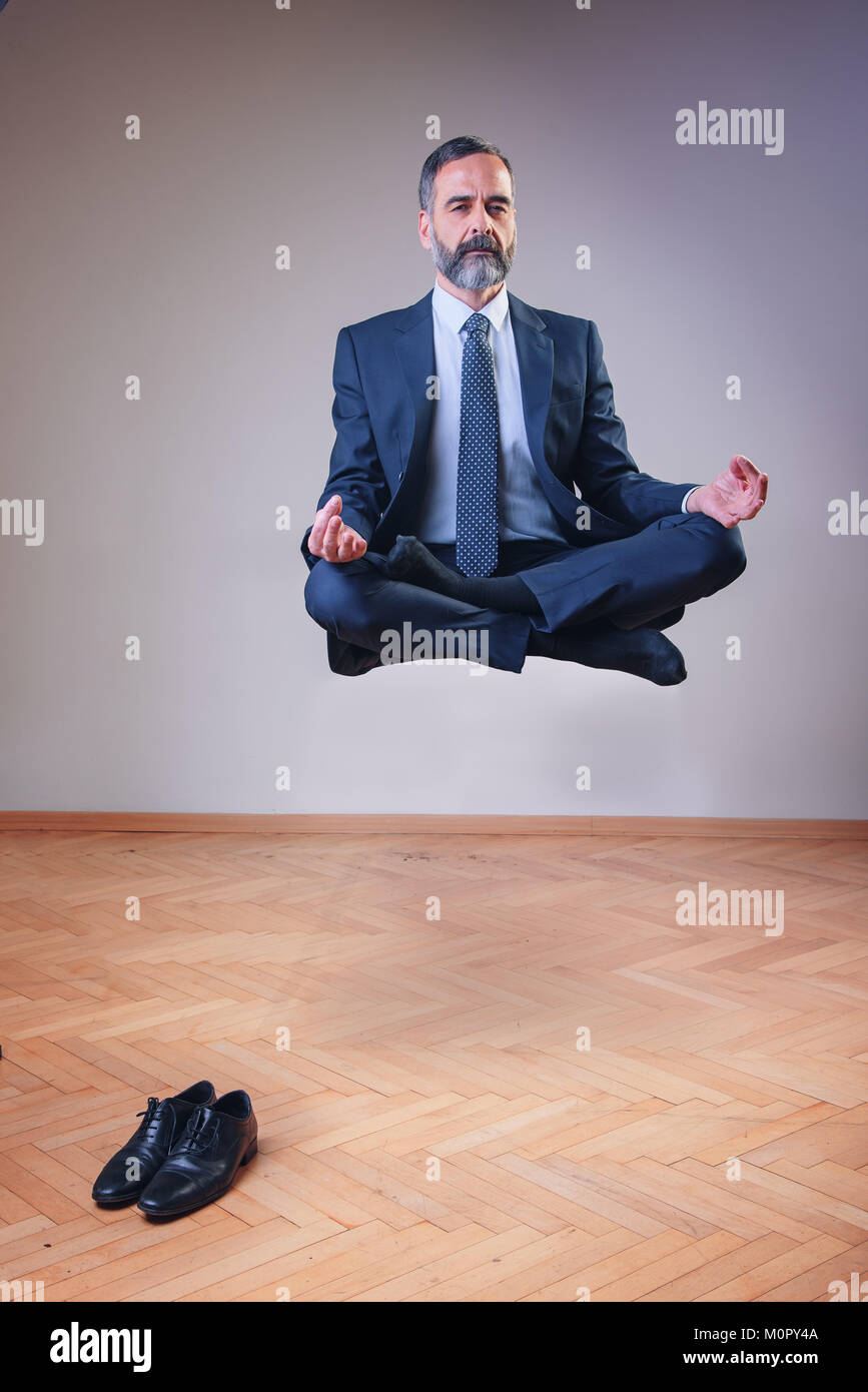 Yoga Geschäftsmann, die in der Luft schweben Stockfoto