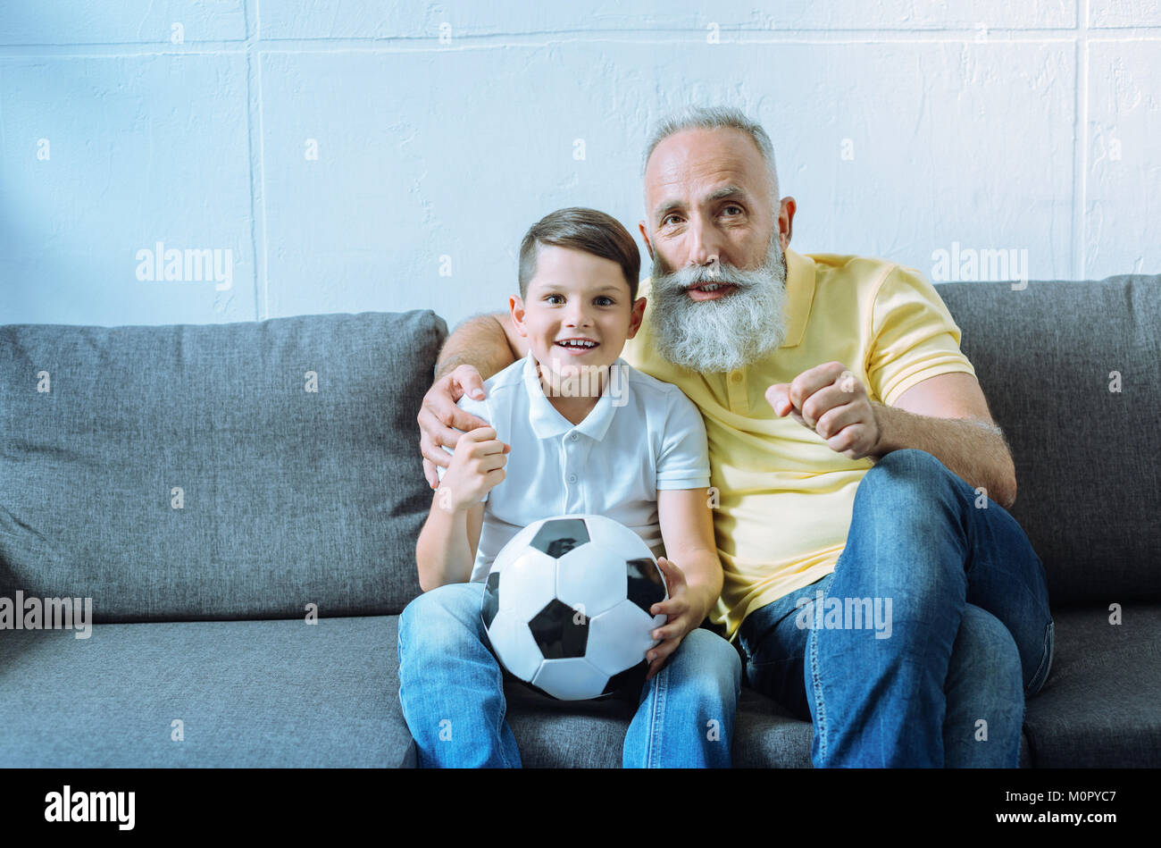 Aufgeregt, Enkelkind und älterer Mann, Fußball Match Stockfoto