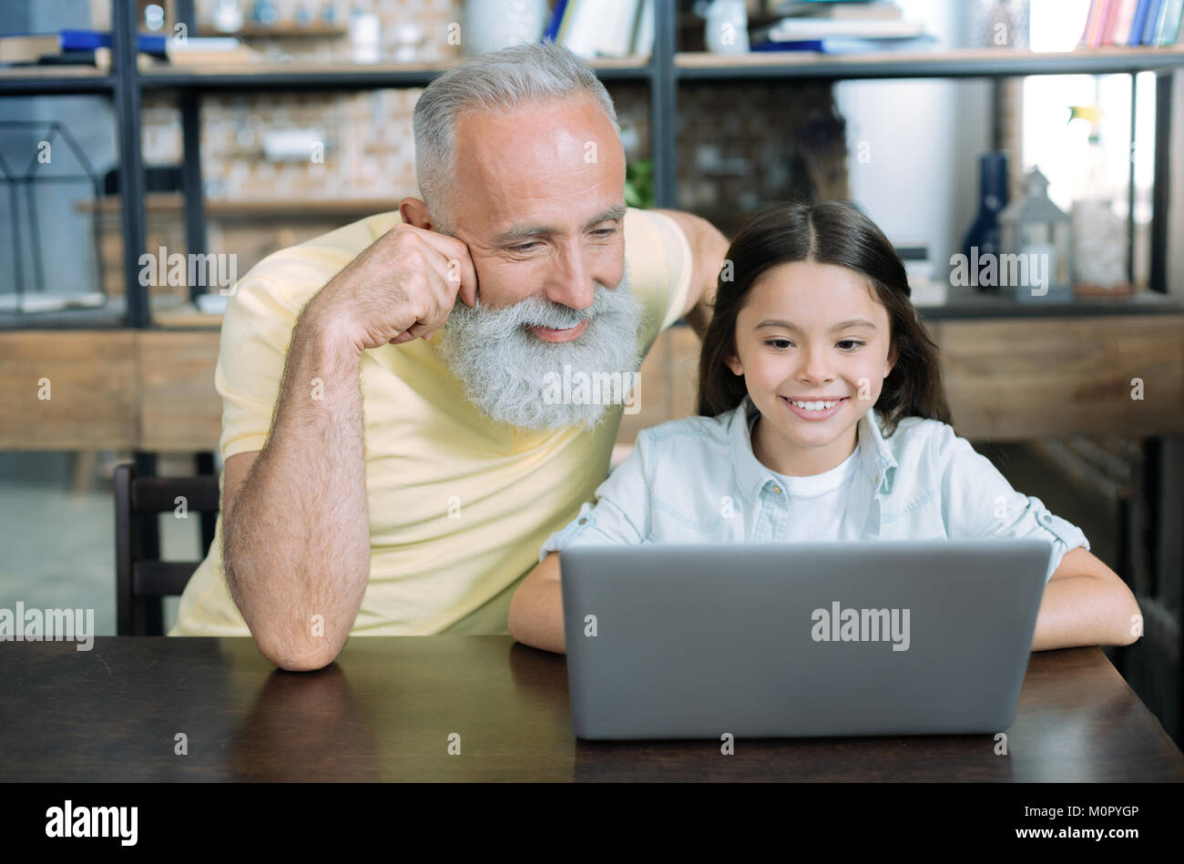 Lieben Großvater bei Mädchen Arbeiten am Laptop suchen Stockfoto