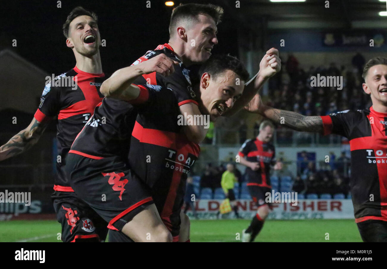 Ballymena Showgrounds, Nordirland. 23. Januar 2018. Toals Senior Challenge Shield. Ballymena Utd v Kreuzritter (Rot/Schwarz). Aktion aus dem Finale heute Abend in Ballymena Showgrounds. Paul Heatley (22 - Mitte rechts) feiert sein Ziel, die Kreuzritter 4-1 voraus. Credit: David Hunter/Alamy Leben Nachrichten. Stockfoto